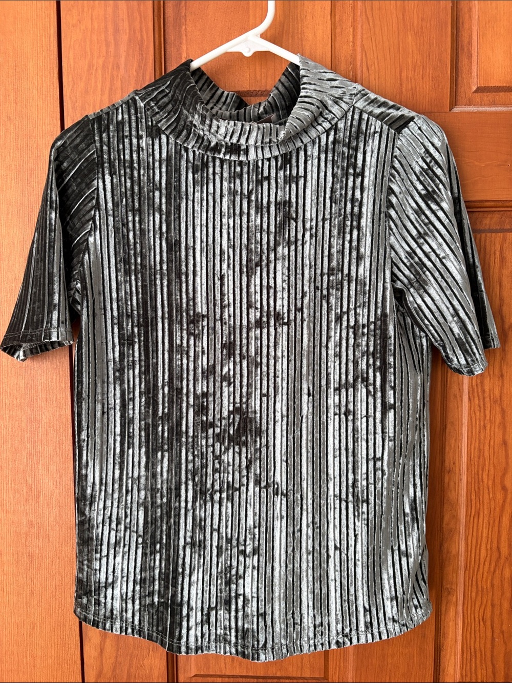 LOFT Crushed Velvet Vertical Rib Short-Sleeve Shirt - Silver/Green. Size XS
